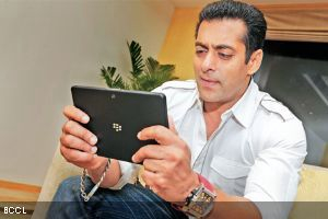 Salman Khan oo taageeyaashiida ugu baaqay iney fariin qoraalkeedka ka joojiyaan.