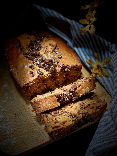 Bizcocho sin harina, con galletas molidas y chips de chocolate