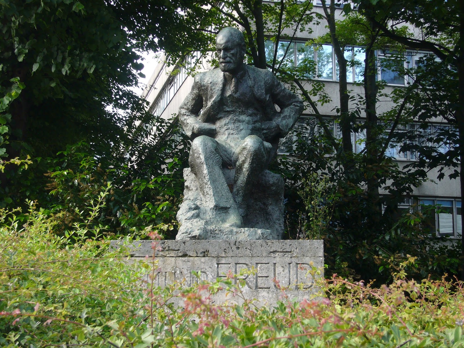 Holmes And Poirot In London ロンドン ジークムント フロイト像 Statue Of Sigmund Freud