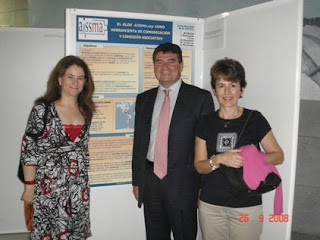 Carmen Rodríguez (Vicepresidenta), Julia Losa (Secretaria General) y Pepe Morán (Presidente), de la Junta Directiva de la AISSMa, posando ante la Comunicación en Póster, sobre el Blog de la Asociación.