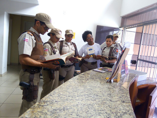 Policiais arrecadam  livros para Biblioteca do bairro