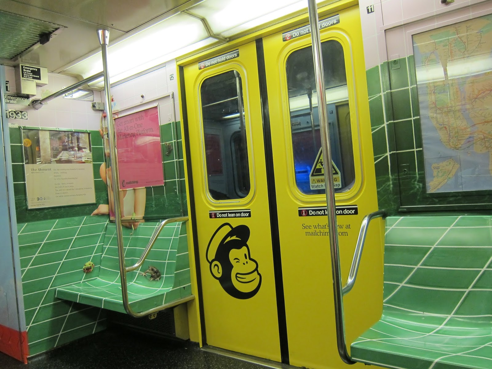 Newyorkぶらぶら歩き旅 地下鉄に落書きなんて 今は昔 今は ド派手な ラッピング で走っています Subway