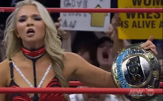 Julia Hart, luchadora de AEW, con el Campeonato TBS.