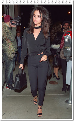 セレーナ・ゴメス（Selena Gomez）は、ユニクロ（UNIQLO）のロングスリープブラウスとエーワイアール（Ayr）のパンツ、ジバンシィ（Givenchy）トートバッグ、ブライアンアトウッド（Brian Atwood）のサンダルを着用。