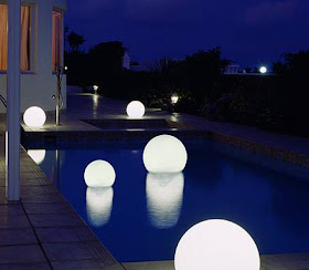 Decora tu piscina con lamparas flotantes