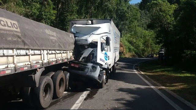 Caminhões se envolvem em acidente no final da manhã desta terça-feira na Serra das Araras em Piraí/Foto: Divulgação PRF