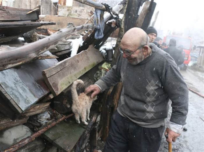 Heartwarming Pictures Of Turkish Man Carrying Kitten After Fire Captured International Sympathy