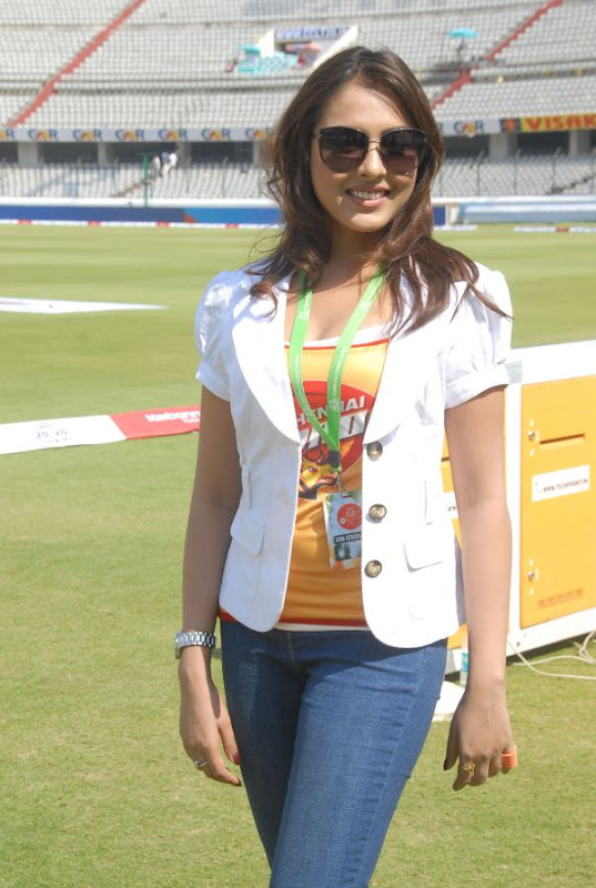 Madhu Shalini Cute Photos At Chennai Rhinos Vs Kerala Strikers Match hot images