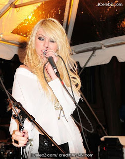 Taylor Momsen Hot photo