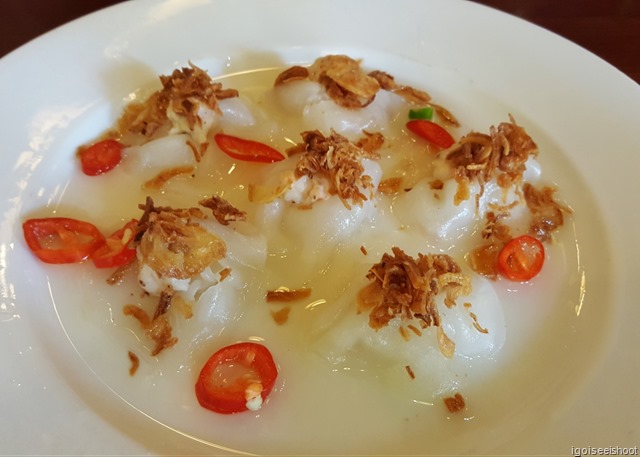 The white roses dumplings are made from translucent white dough which is filled with spiced minced shrimp or pork, and bunched up to look like little white roses. 