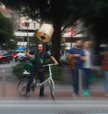 paisaje humano,bicicleta,lámpara,Planeta Bilbao