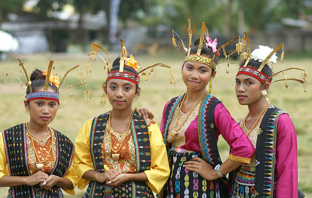 Pakaian Adat NTT, Jenis-jenis, Gambar, dan Penjelasannya ...