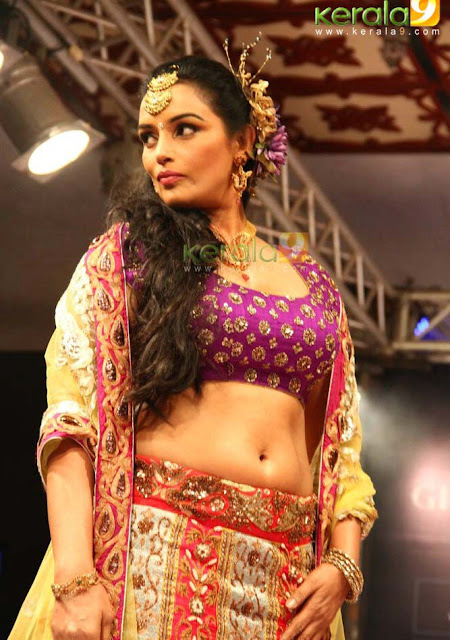 Swetha Menon Hot in Kochi International Fashion Week