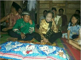 Heboh ! Cowok ABG Masih 16 Tahun Nikahi Nenek Usia 71 Tahun ! Ternyata Ini Alasannya....