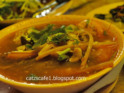 Catz's Cafe: Lauk mu dah cukup masin + tomyam yang 