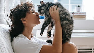 mujer besando a su gato