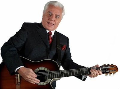 Foto de Enrique Guzmán con su guitarra