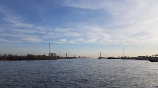 Rheinbrücke Emmerich Landschaft blauer Himmel Schiff cruise