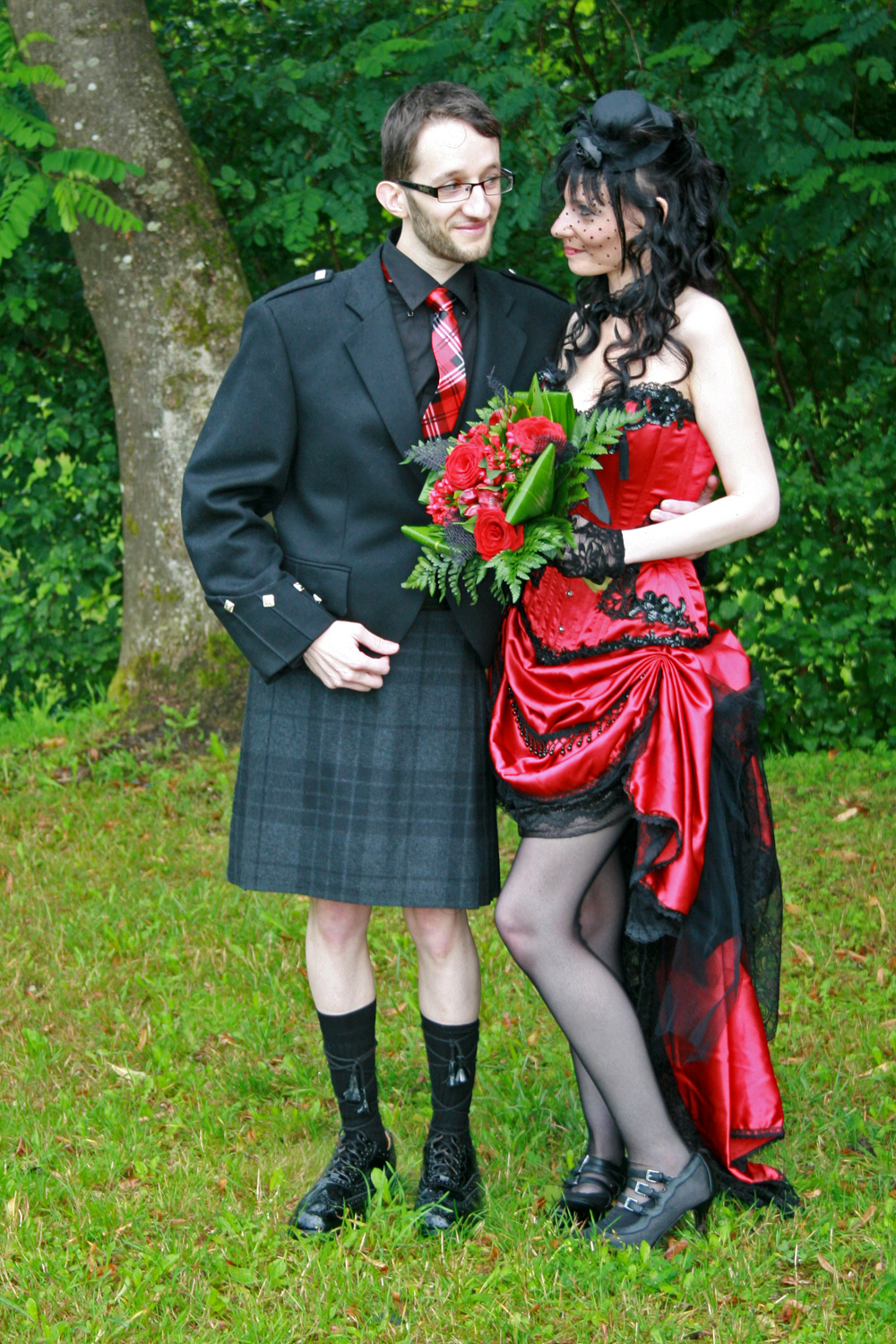 Mariage alternatif en rouge et noir, la mariée était habillé en Burlesque dasn une robe Bibian Blue et le marié en kilt