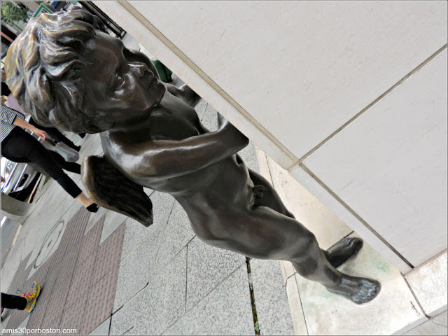 Escultura de Cupido en las Calles de Ginza, Tokio