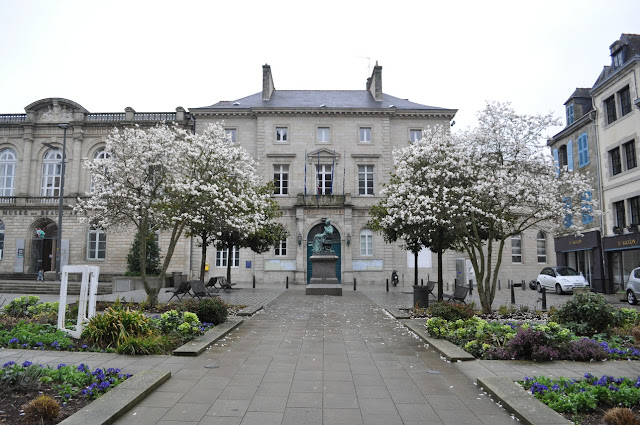 Praça com a estátua de René Laennec e a prefeitura (Hôtel de Ville) ao fundo - Quimper- Bretanha - França