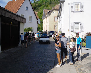 DFSR Inbound Orientation: Students walking to Starkenburg Castle