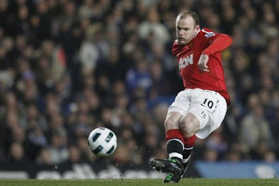 Wayne Rooney Shoot a Goal Scores at Chelsea vs Manchester United match