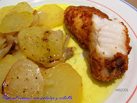 Lomos de rape con pan crujiente de Romesco con patatas y cebolla al horno