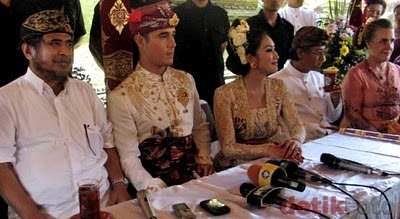 Foto Eksklusif Pernikahan Happy Salma indah