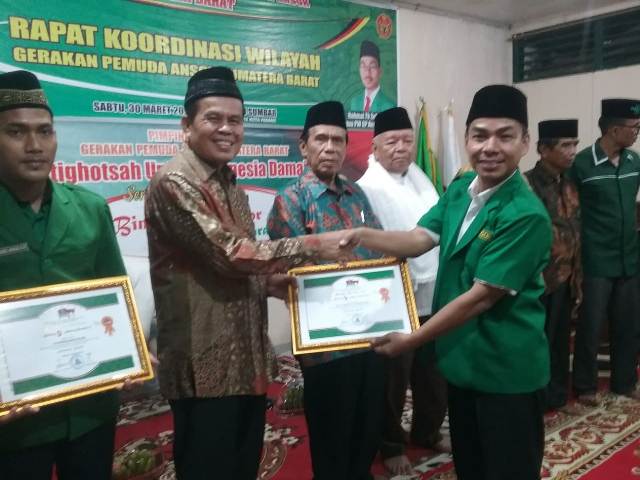 Mantan Wako Pariaman Mukhlis Rahman Terima Reward Bintang Sembilan Awarrd II