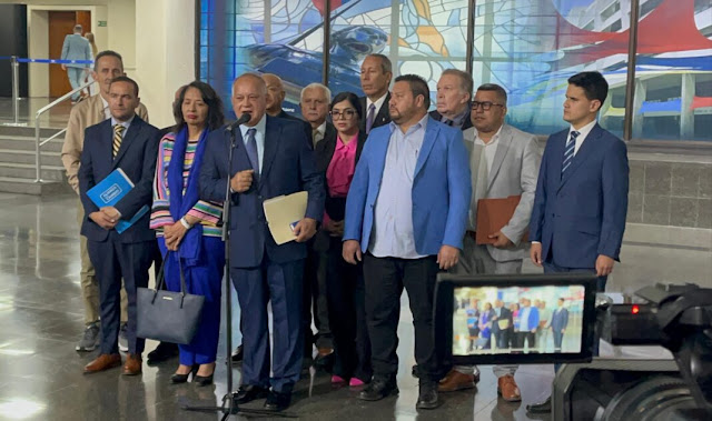 El primer vicepresidente del Partido Socialista Unido de Venezuela (PSUV), Diosdado Cabello, compareció ante el Tribunal Supremo de Justicia donde “reconoció la Sala Electoral como máxima autoridad en todo lo concerniente al tema electoral como máxima alzada”.  “Entregamos todos los recaudos, que son básicamente los que deberían entregar todos los partidos”; dijo durante una declaración a la prensa.   Por otra parte, Cabello aseguró que no es cierto que el CNE publicara actas en elecciones pasadas.  “Reto a cualquiera a que diga si aquí en Venezuela se publican actas, aquí se dan resultados, si yo tengo algún problema con un resultado muestro mi acta para demostrar”; dijo el dirigente oficialista.    Cabello también rechazó que algunos países del hemisferio aún desconozcan los resultados que dieron como ganador al presidente Nicolás Maduro.  Unión Radio