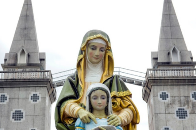 Escultura de la Virgen María y Jesús. Iglesia de Santa Anna Nong Saeng.