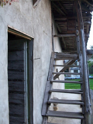 vielle escalier exterieur en bois 