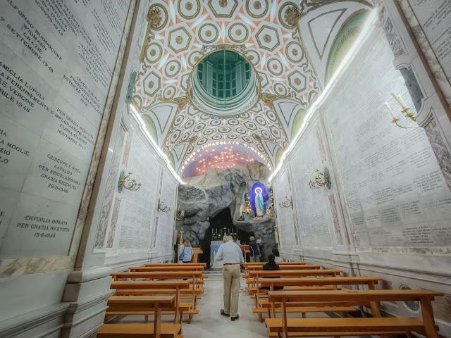 Riproduzione della Grotta di Lourdes a Napoli