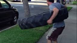 Faire du Hula Hoop avec un pneu de Monster Truck (45kg)