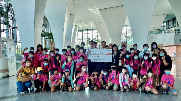 ▲出發前，高鐵彰化站林東緯副站長特地致贈象徵性的高鐵大車票，與成員們開心合照，並祝福這次旅程順利圓滿。（記者林明佑翻攝）