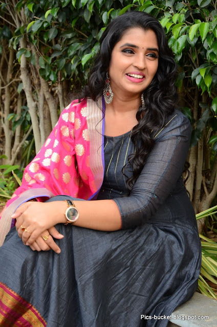 anchor syamala hot photos