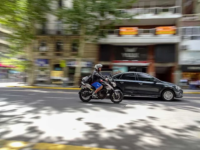 Moto y auto nítidos sobre fondo fuera de foco