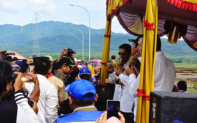 Bupati Rembang dan jajaran sedang menikmati kue dumbeg