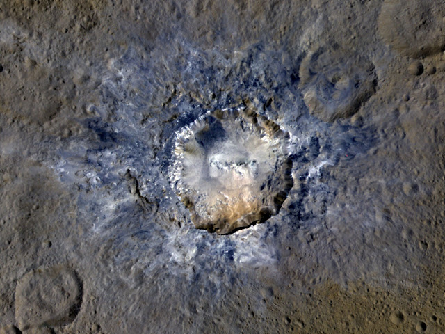 Wahana Antariksa Dawn Milik NASA Kirim Gambar Terbaru Kawah Terang Di Planet Kerdil Ceres