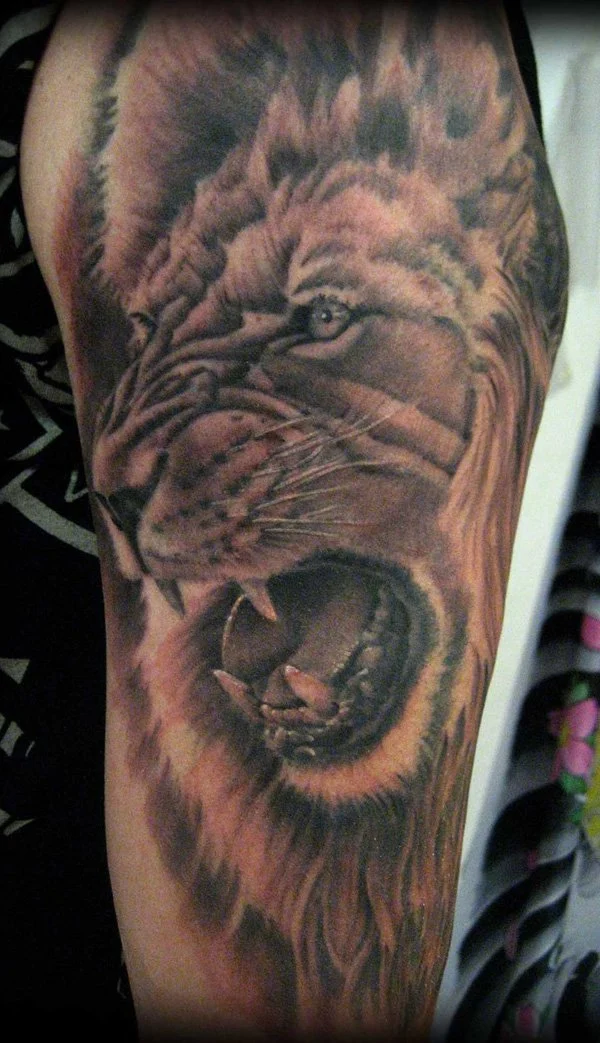 vemos el tatuaje de un leon en brazo