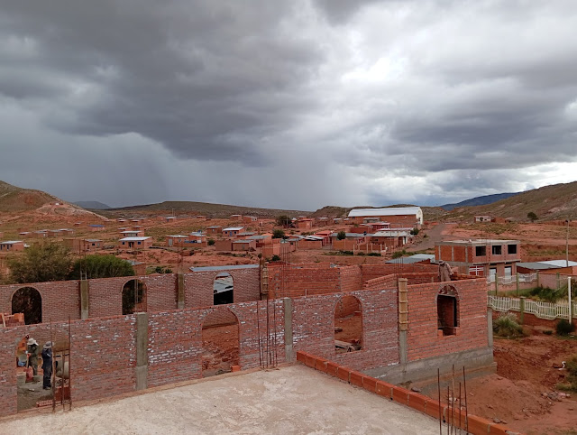 Der Bau der Kirche in Pampa Colorada Bolivien schreitet voran.
