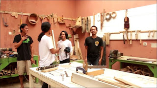 Published on Nov 22, 2016. Silahkan anda disini mengenal lebih dekat tentang bambu bersama Pak Adang Muhidin dan Abah Yudi Rahmat, serta IBC (Indonesian Bamboo Community). Bahkan saat ini, IBC telah berhasil menekspor produknya ke 14 negara dan 3 benua.