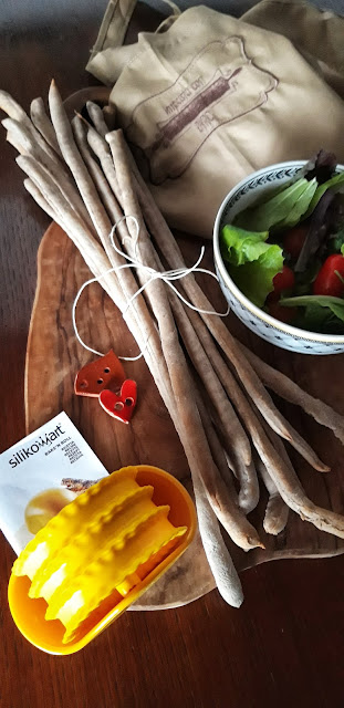 grissini al patè di olive fatti con rotella della silikomart