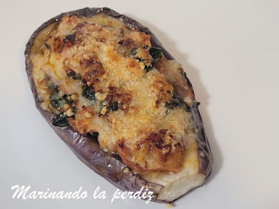 Berenjena rellena de espinacas y jamón