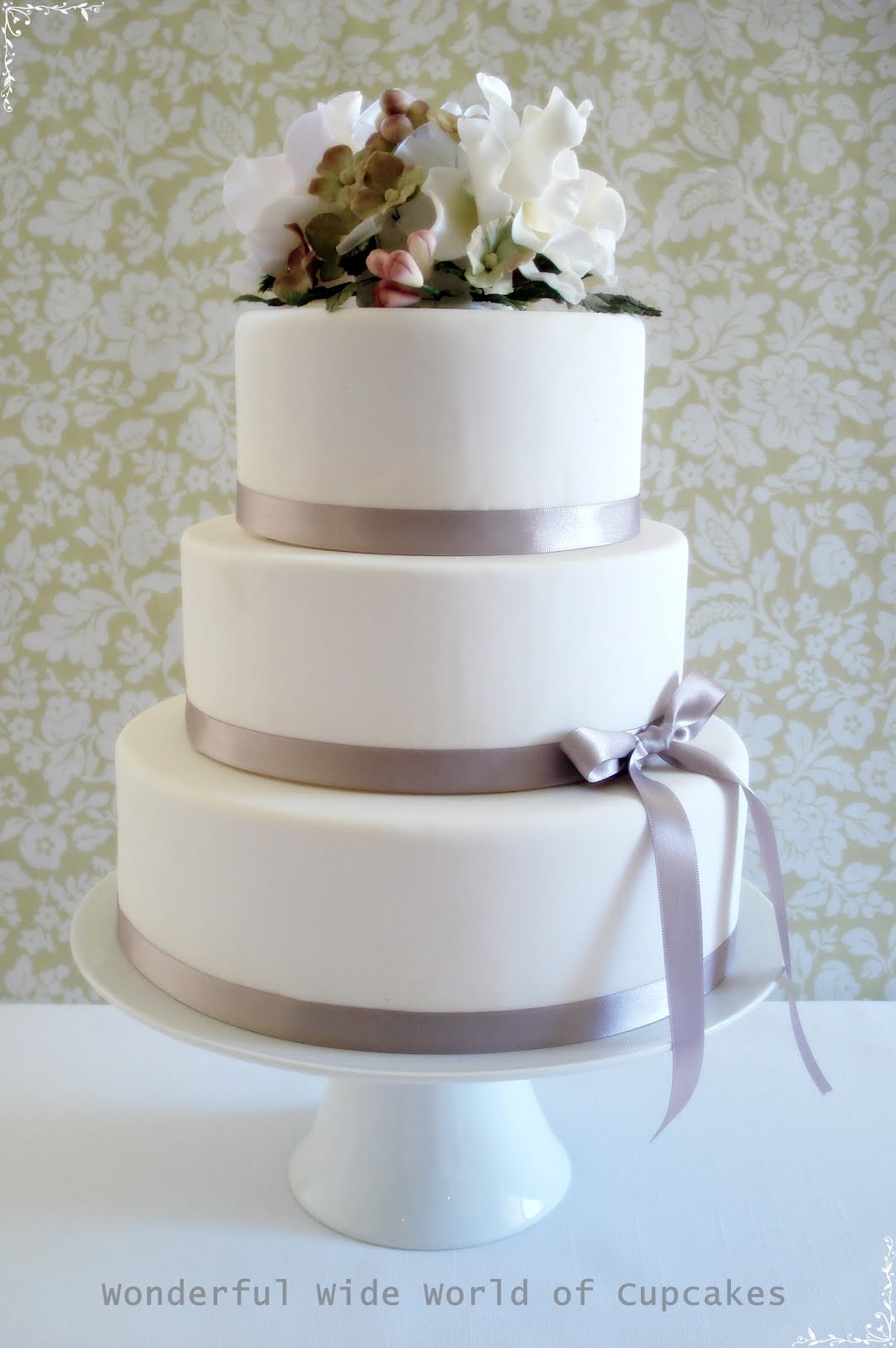 Wonderful World of Cupcakes: Wedding Cake with Flowers
