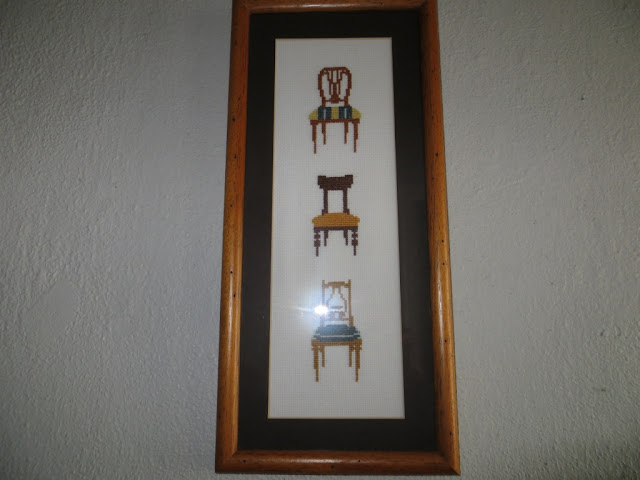 Fotografia de Cadeiras em Bordado de Ponto Cruz com moldura