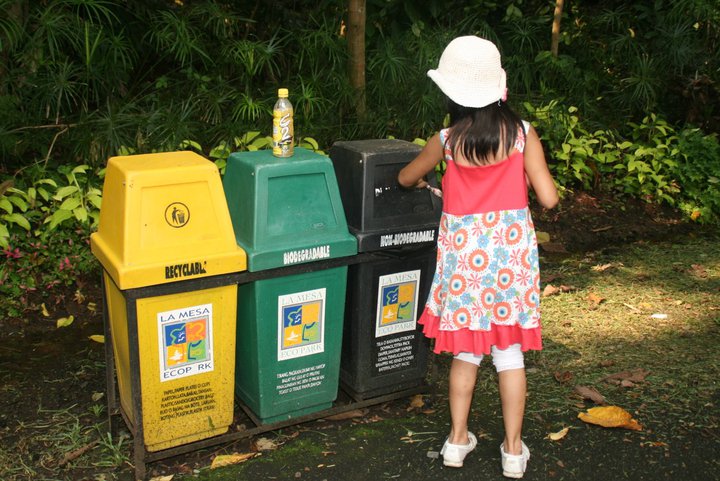 Lamesa Ecopark, color-coded trash cans