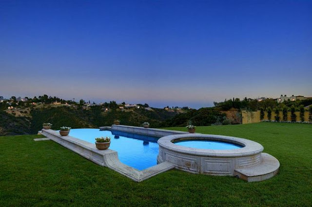 Picture of the swimming pool in the backyard