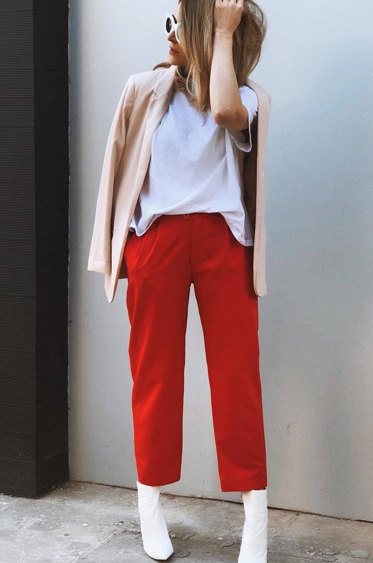 what to wear with a pair of red pants : white tee + nude coat + boots